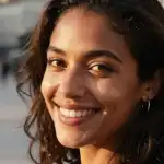 Mulher de cabelo cacheado escuro sorrindo, inscrita do PW Club